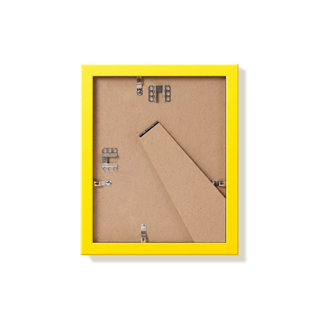 Parte trasera de un marco de fotos amarillo 8x10 in con los colgadores visibles